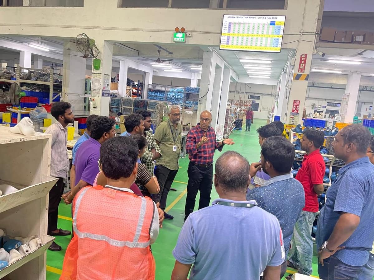 Live line walkthrough and team briefing on a factory floor